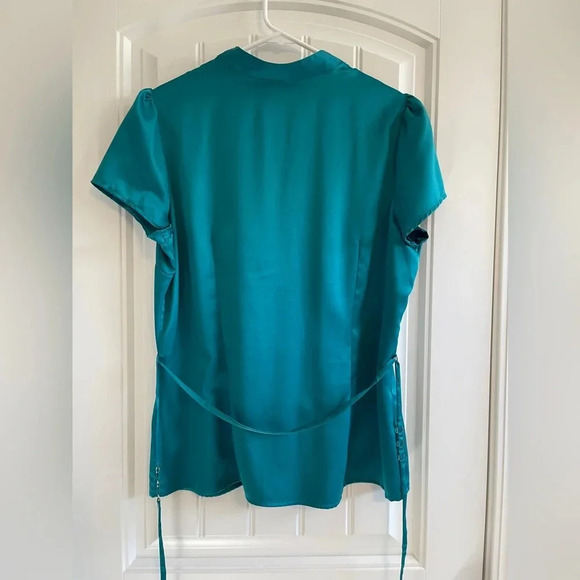 East 5th Large Green Sateen Ruffle Neck Cap Sleeve Tie waist belted blouse - Picture 2 of 9